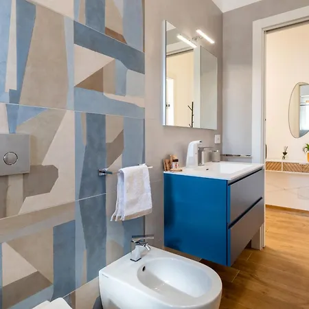Apartment New Elegant 2 Bedroom Apt. Near Parco 2 Giugno